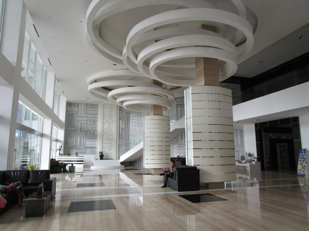 Royal Suite Condotel Медан Екстериор снимка
