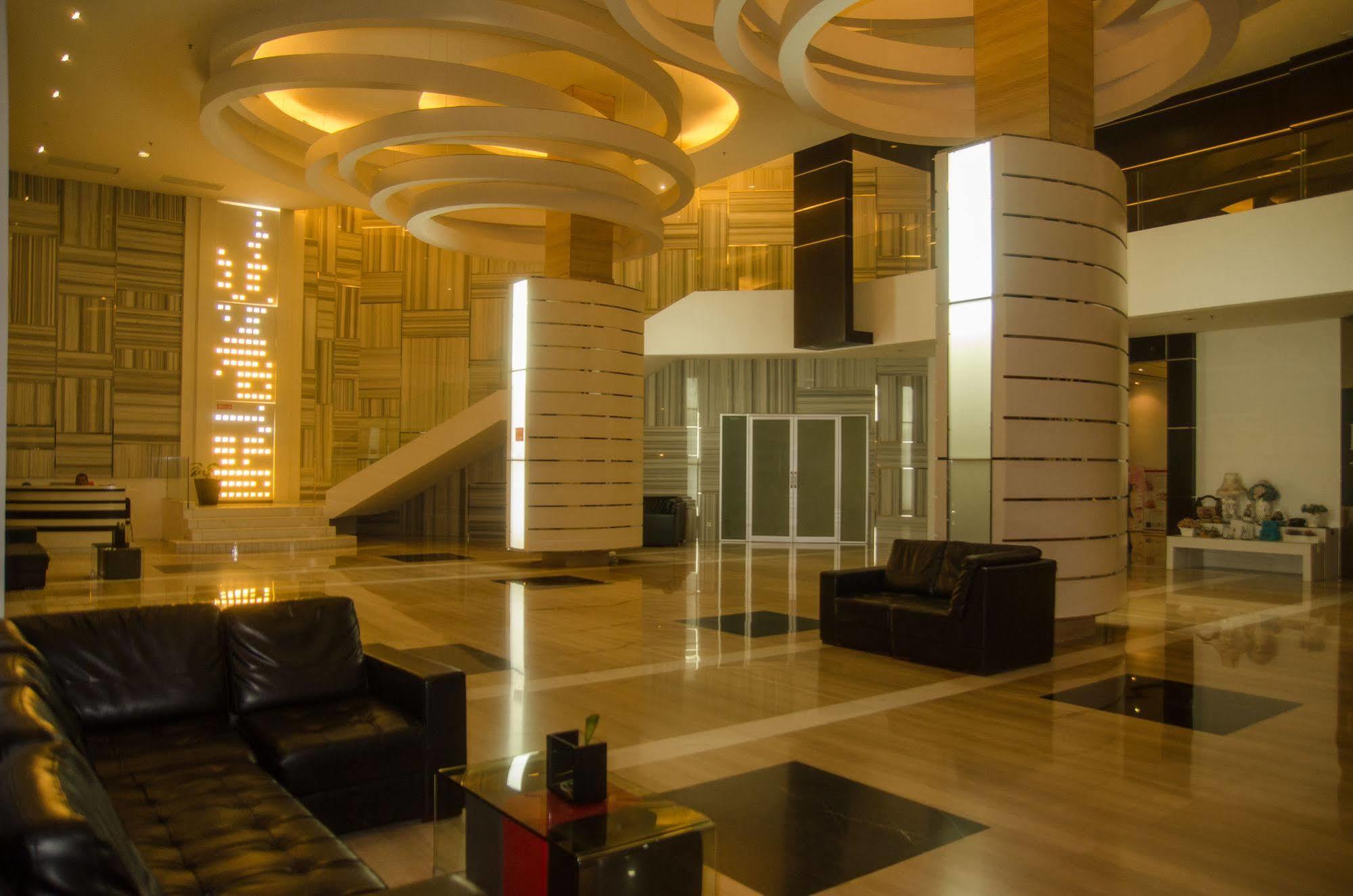 Royal Suite Condotel Медан Екстериор снимка